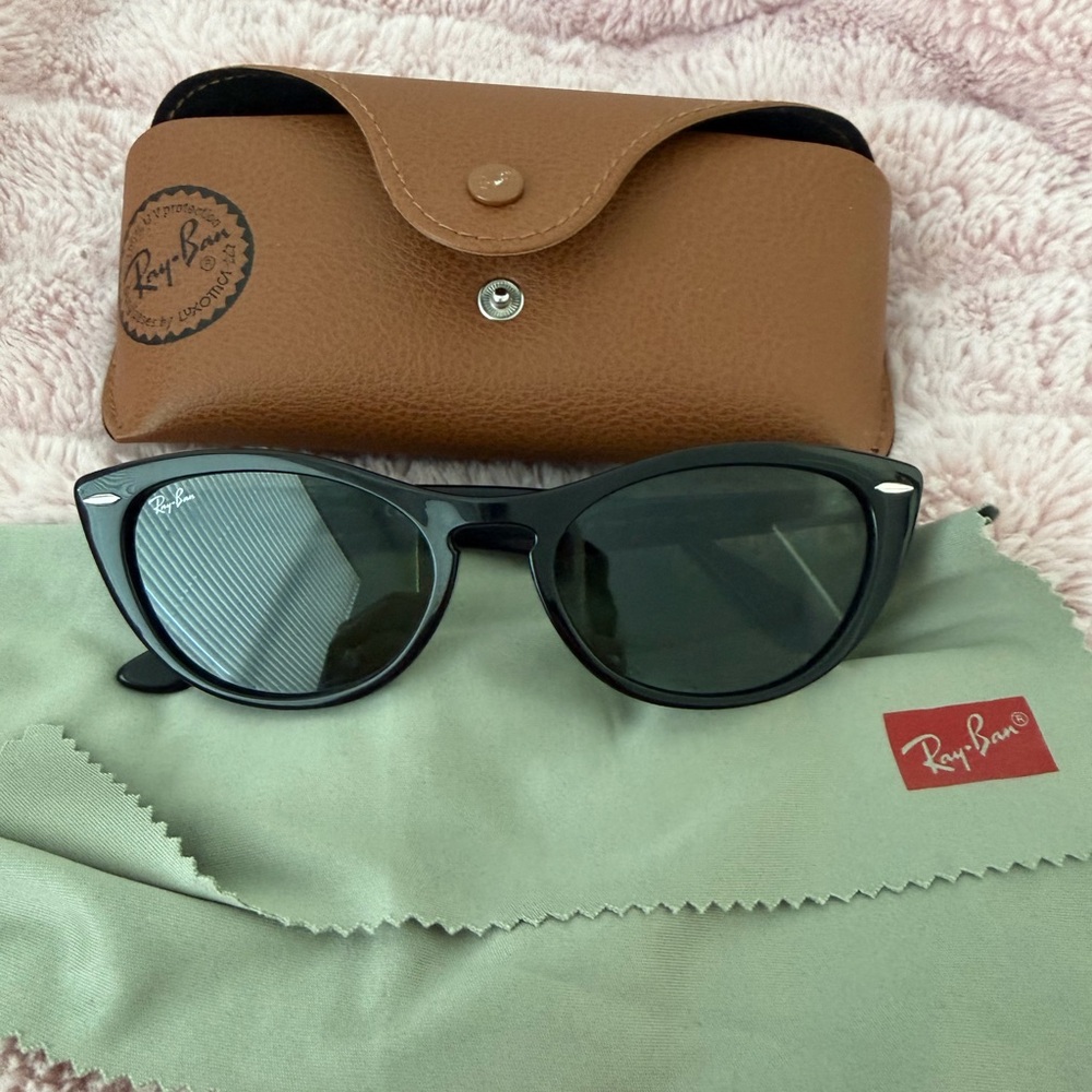 Ray-Ban Classic Black Sunglasses with Brown Case